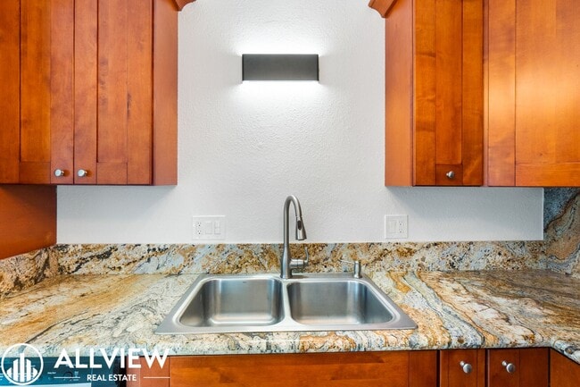 Building Photo - Large 1 Bed/1 Bath Available in Huntington...