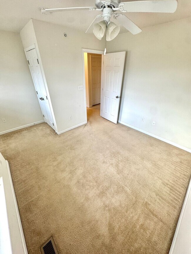 Building Photo - PARKLAND SCHOOLS! THREE BEDROOM TOWNHOME