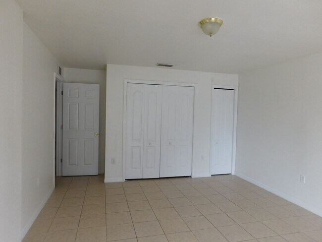 Building Photo - 756 Camel Ct