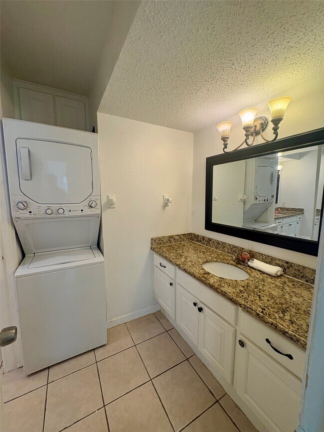Building Photo - 2744 Briarhurst Dr