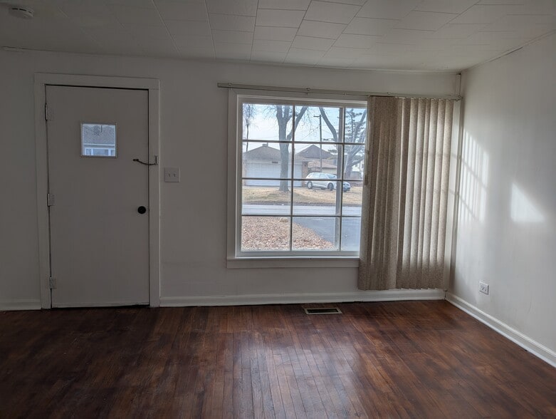 Inside front door - living room - 281 E North End Ave