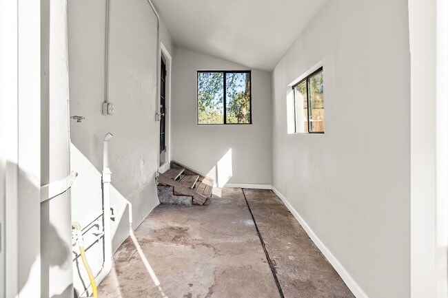 Building Photo - Fully Updated 2/1-Directly Across From 20th St Park- Available Now*** One Room Lease take over***