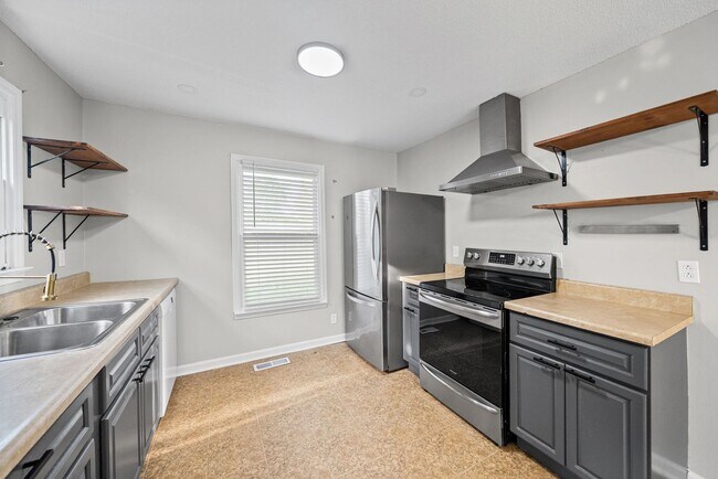 Building Photo - 3 Bedroom 1 1/2 Bath Renovated Home For Rent!