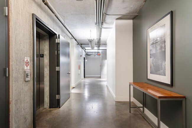 Building Photo - Old Town Lofts - South Facing Studio w/par...