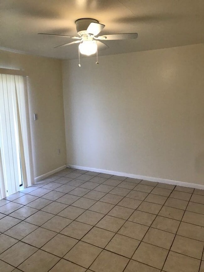 Building Photo - 1/1 Efficiency apartment w/ LAKE VIEW and WATER/ELECTRIC INCLUDED! Furnishings available!