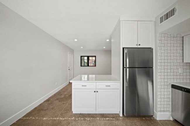 Building Photo - 520 Lovett Blvd