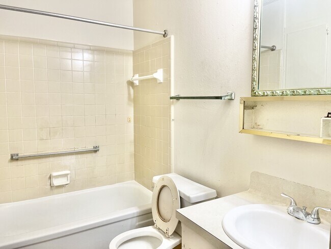 Building Photo - 2141 Shady Oaks Dr