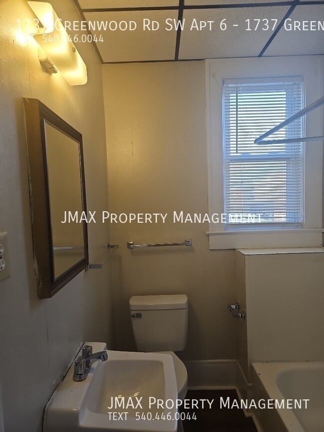 Building Photo - This property has a no security deposit op...