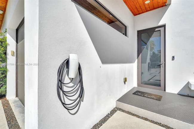 Building Photo - 8871 SW 28th St