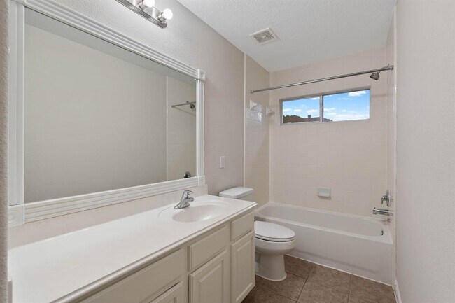 Building Photo - 18 N Queenscliff Cir