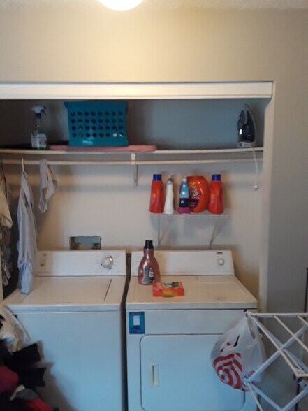 Laundry - 1021 Illinois St