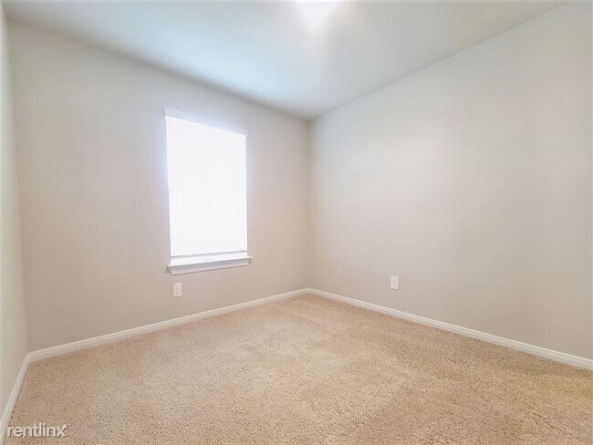 Building Photo - 125 Solitude Dr