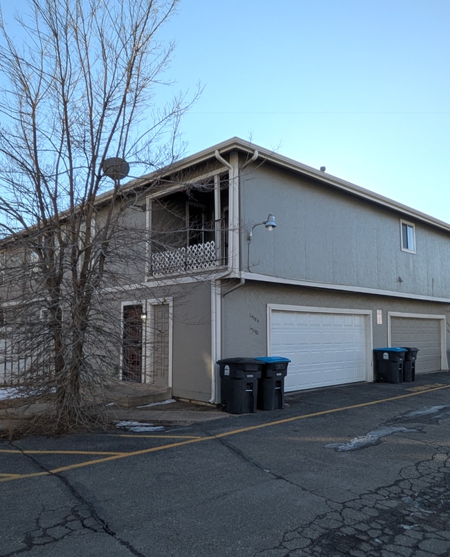 Building Photo - 2 Bed 1 Bath Apartment - New Floors - Attached Garage!