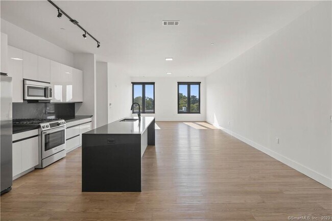 Building Photo - 78 Unquowa Pl