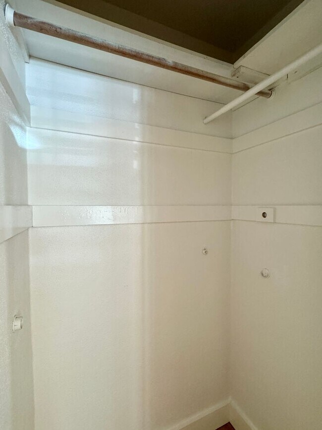 Building Photo - Charming Upgraded 2 Bedroom Cottage w/Cent...