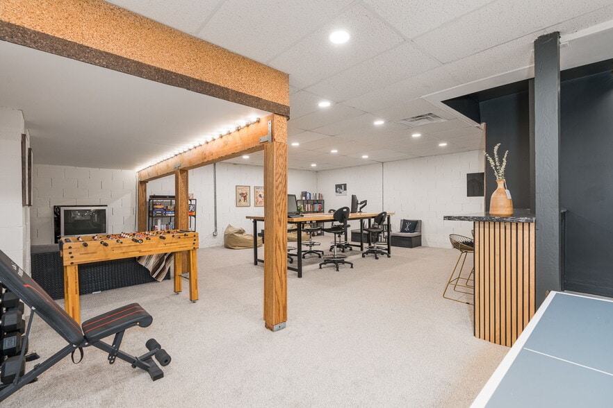 Building Photo - 7270 Pembroke Dr