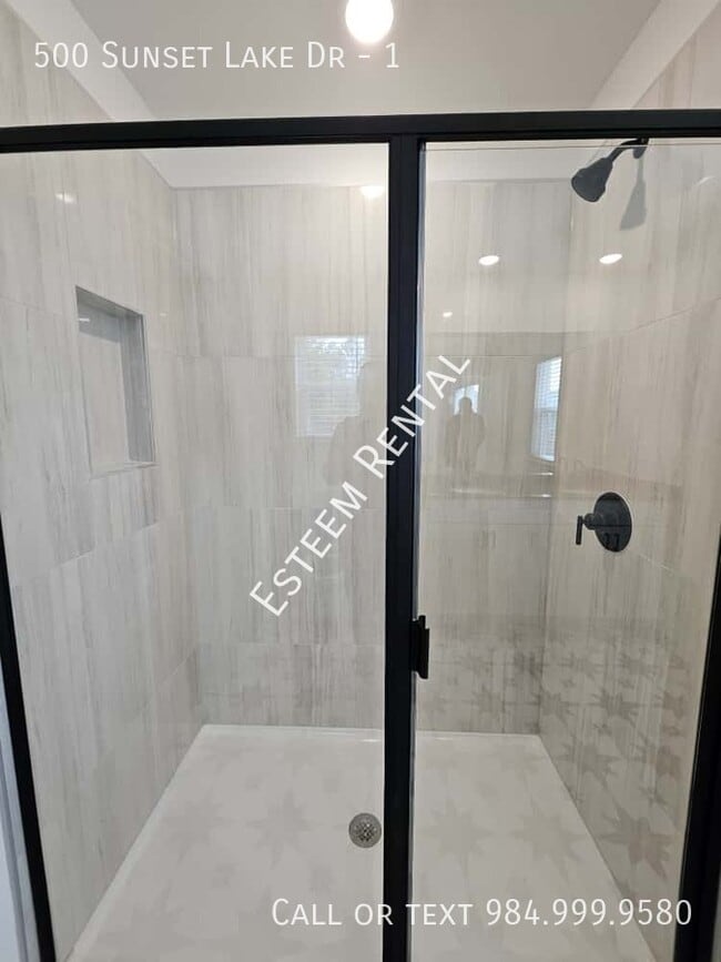 Building Photo - 500 Lake Dr