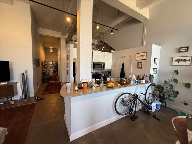 Building Photo - 915 N San Jacinto St