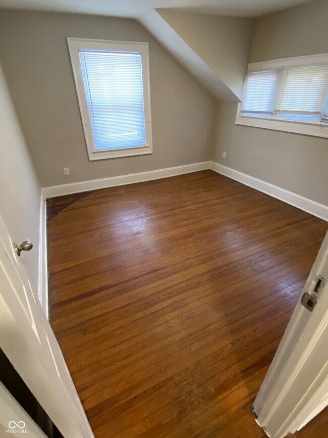 Building Photo - 4025 N Kenwood Ave