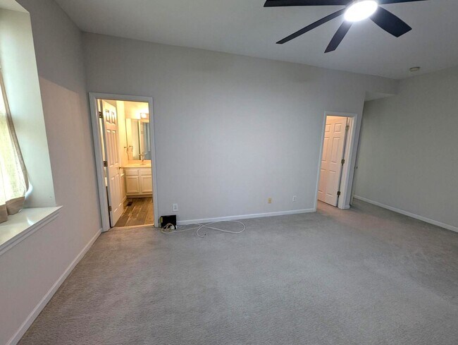 Building Photo - Sunshine on Shaw!