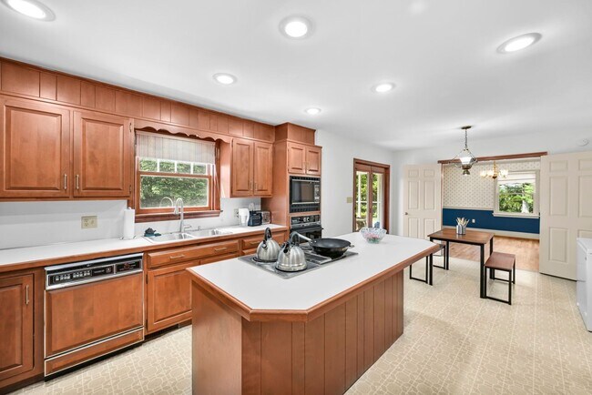 Building Photo - 684 Steinman Ct