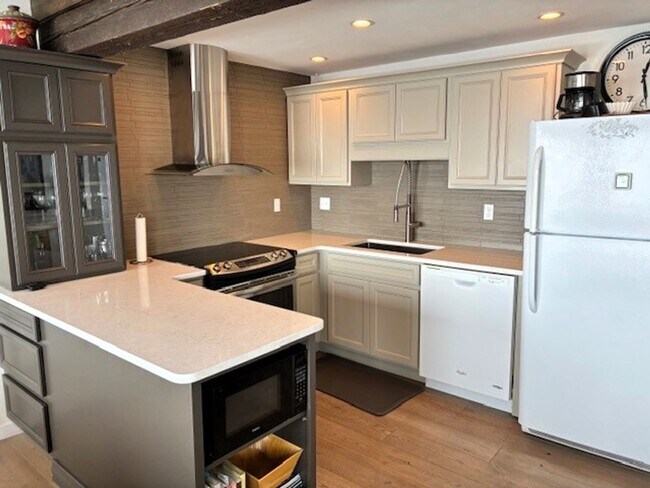 Building Photo - 900 Meadow Creek Dr