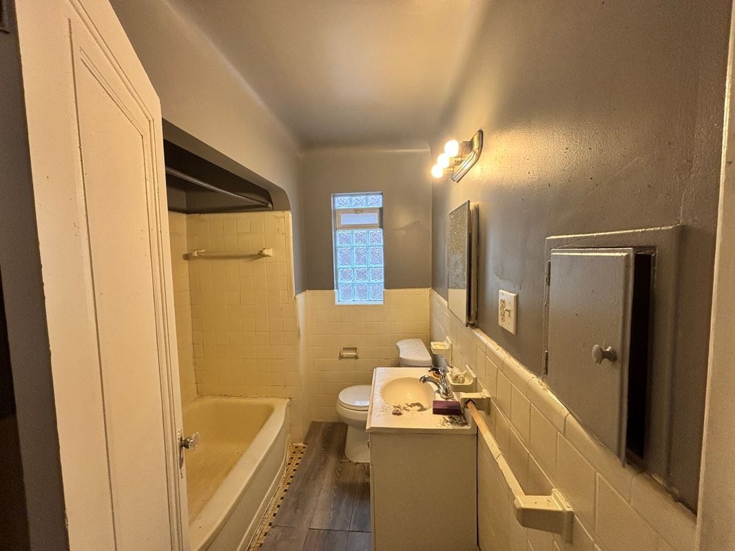 Building Photo - 15596 Eastwood St