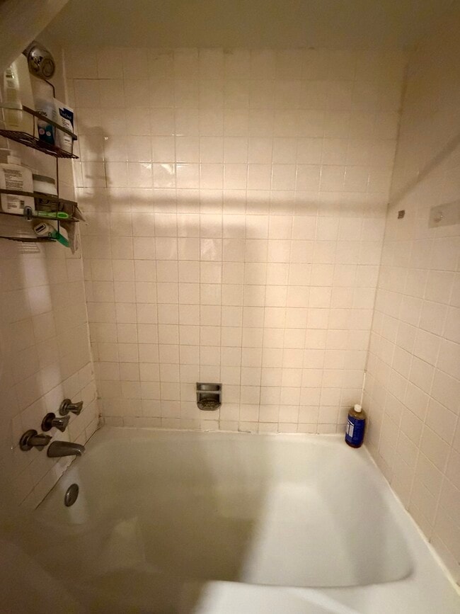 Building Photo - 541 W Oakdale Ave