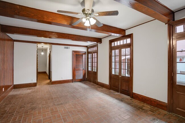 Building Photo - 401 Burgundy St
