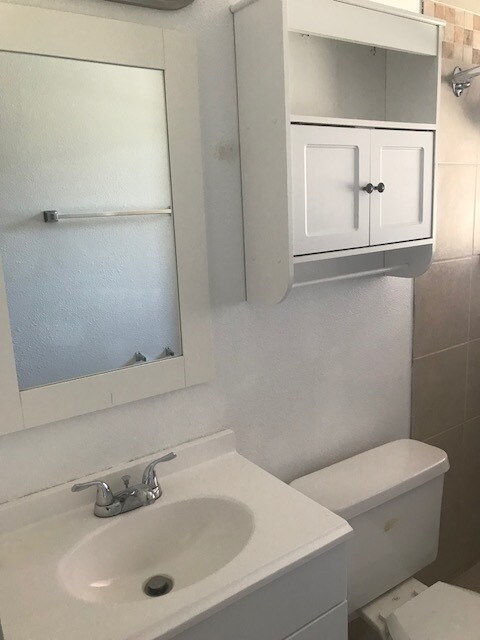 Building Photo - Cute Bi-Level 3 Bed/2 Bath Home!