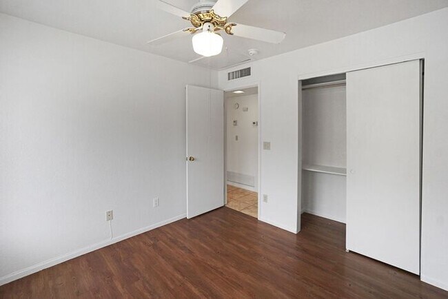 Building Photo - Stylish & Bright 3-Bed Oasis with Desert B...