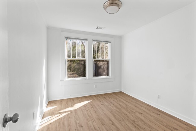 Building Photo - Beautifully Renovated 4 Bedroom 2 Bath Hom...