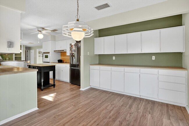 Building Photo - 3210 Cimmaron Ave