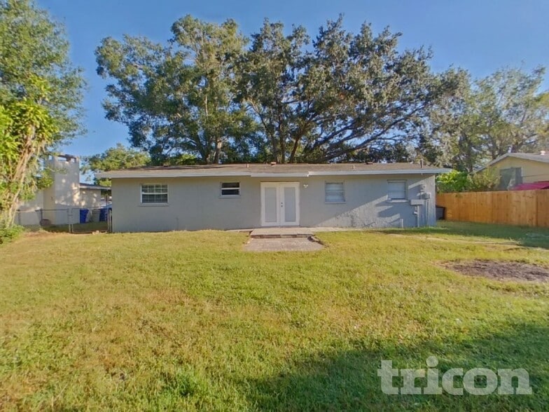 Building Photo - 4000 Berkshire Dr