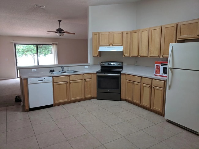 Kitchen - 23996 Creek Parke Cir