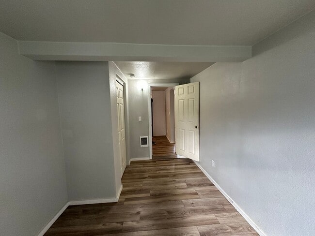 Building Photo - 1010 E 8th St