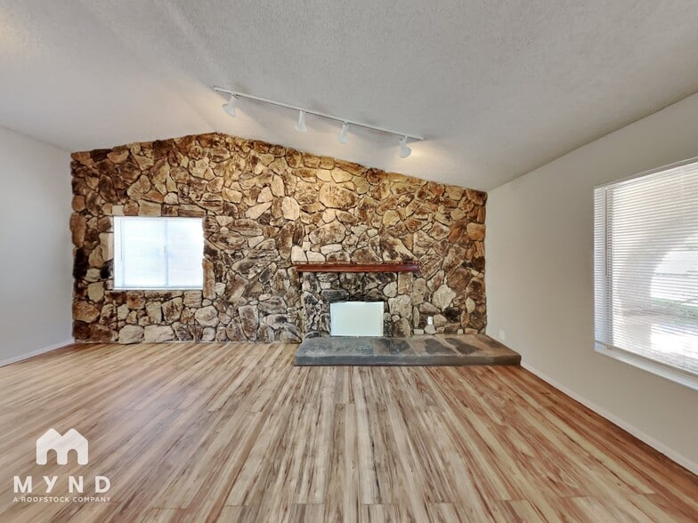 Building Photo - 2001 Verdinal Dr