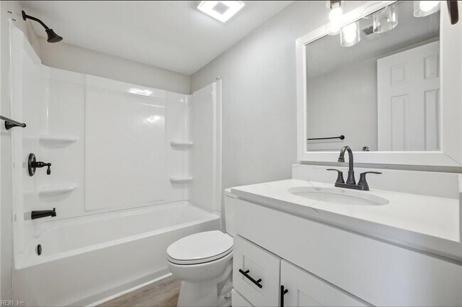 Building Photo - 513 Peak Ct