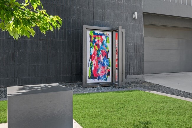 Building Photo - 4305 Roseland Ave