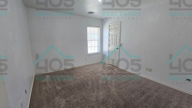 Building Photo - Lovley 4 Bedroom Plus an Office