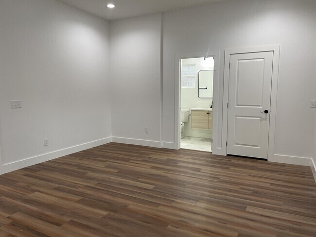 Building Photo - 719 Deans Row Ave
