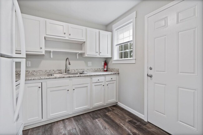 Building Photo - RENOVATED Riverside/ Murray Hill Unit for Rent!