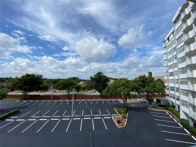 Building Photo - 1200 NE Miami Gardens Dr