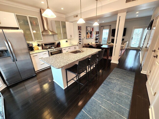 Building Photo - Location, location, location! Beautiful 2BR/1.5BA townhouse in West End Park!