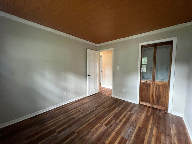 Building Photo - Cute 3 Bed 2 Bath!