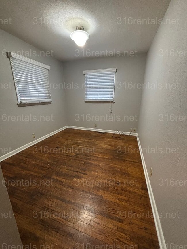 Building Photo - 3 bed 1 bath house for rent now!