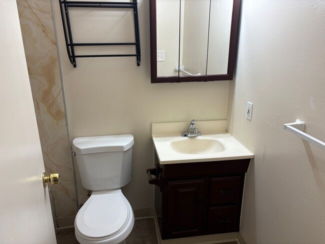 Building Photo - Beautifully maintained 2 bedroom condo