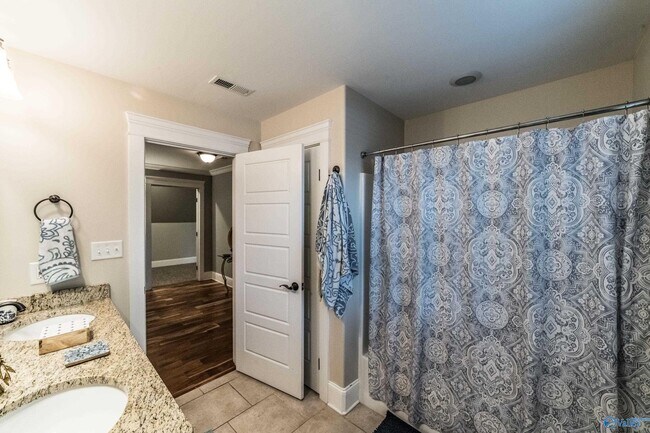 Building Photo - 1716 NE Wellman Ave