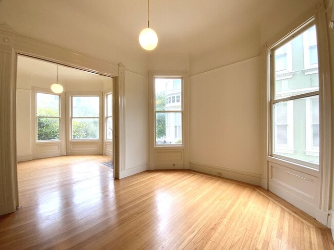 Building Photo - SPACIOUS 4BR! Laundry IN-UNIT! Great Locat...