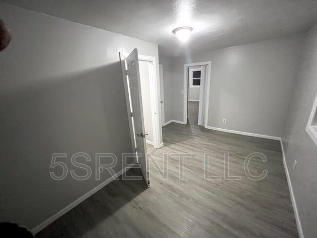 Building Photo - 236 S Mary Ellen St